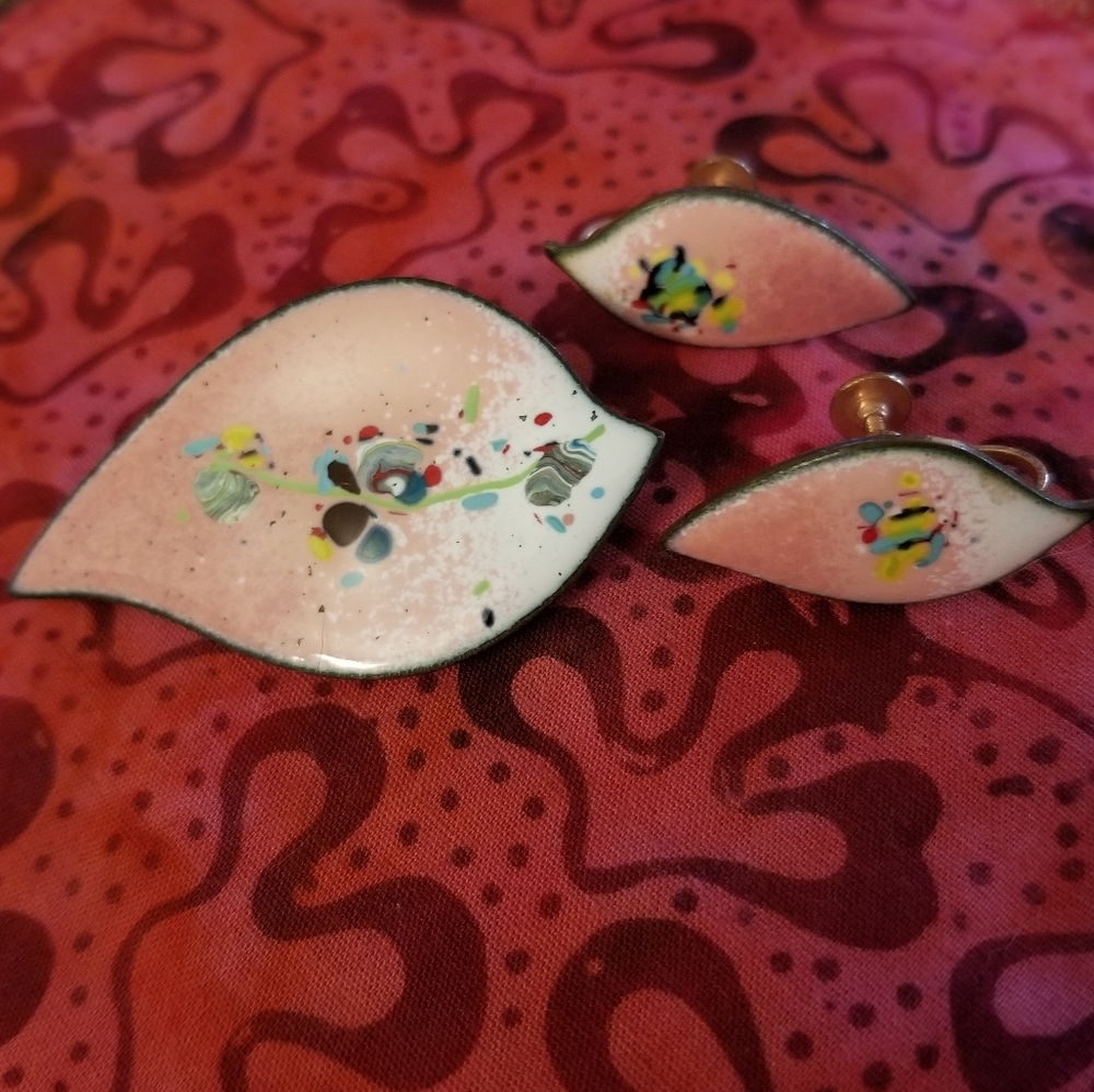 Vintage Pink & flower pin w/matching screw backs